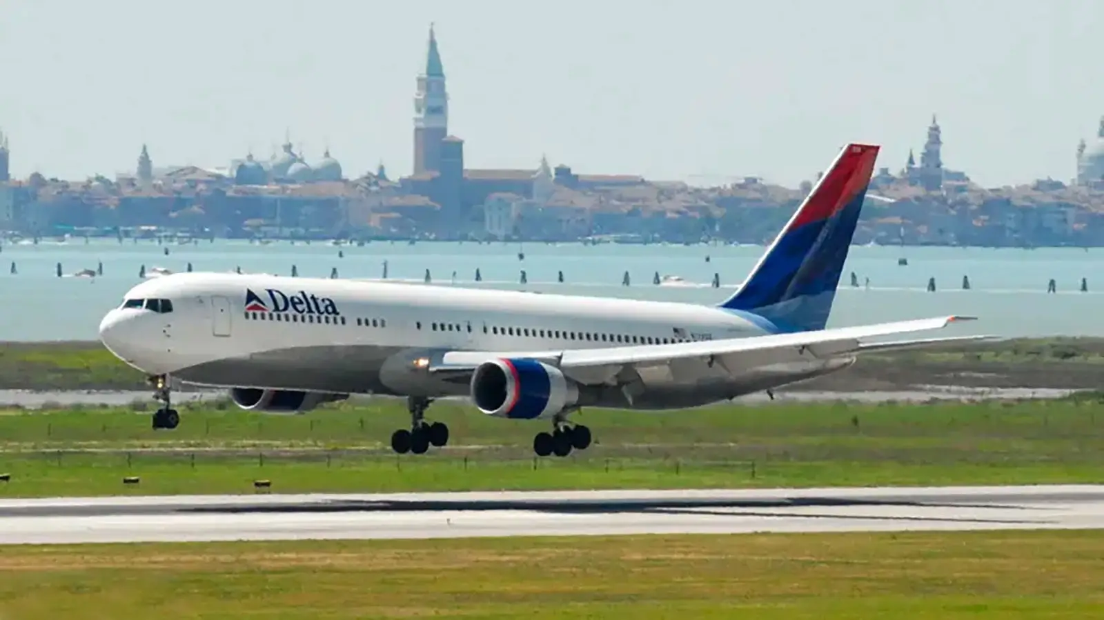 Transfer Marco Polo Airport (VCE) ⇄ Venice | Venice Luxury Boat - Transfer Water Taxi in Venice